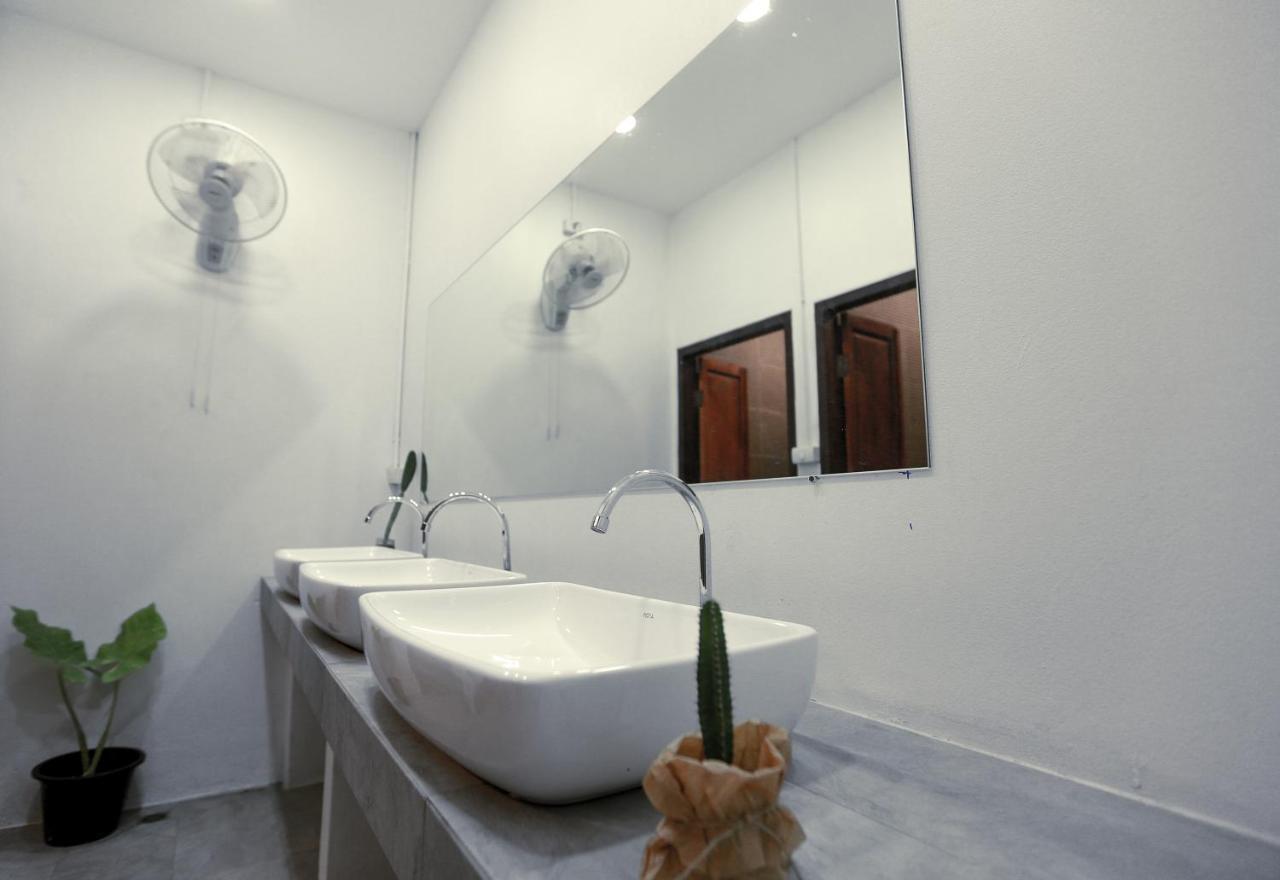 Petit Espace Boutique Hostel Вьентьян Экстерьер фото